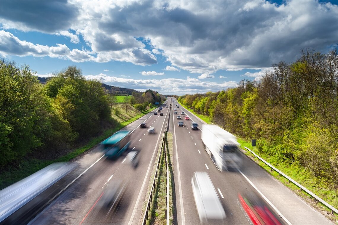 image of dual carriageway road with traffic